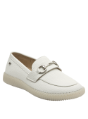 Elegante mocasín de cuero blanco, ideal para estilo casual y urbano, con suela contemporánea.