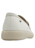 Mocasín de cuero blanco para mujer con textura granulada y adorno metálico elegante.