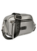 Bandolera gris metalizada de PU con detalles en metal plateado y bolsillos organizadores.