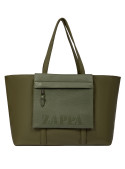 Tote verde para mujer, diseño chic y funcional, perfecto para complementar looks relajados.