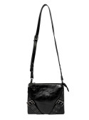 Material PU negro con acabado ligeramente brillante, elegante y fácil de combinar.