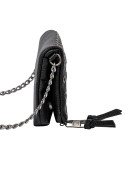 Cartera estilo rocker con cadena metálica fija, ideal para un look edgy.