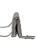 Cartera de mujer en color plateado metálico, textura que simula cuero, con elementos decorativos industriales.