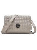 Bolso casual gris con textura de pirámides en 3D, complementa cualquier atuendo.