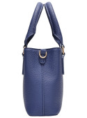 Bolso azul moderno con asas cortas y aplicaciones metálicas doradas que añaden elegancia.