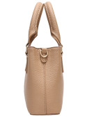 Bolso casual camel con textura sofisticada, herrajes dorados y tres prácticos bolsillos.