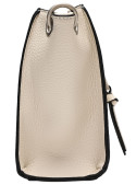 Bolso cruzado con correa ajustable en tono crema, ideal para salidas informales.