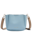 "Bolso celeste con textura graneada, adecuado para salidas casuales o look ""office casual""."
