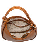 Bolso camel funcional con textura tipo cuero, tres bolsillos y cierre seguro.