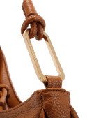 Cartera camel casual de mujer en PU graneado, con correa ajustable y detalles metálicos.