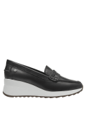 Mocasín versátil de cuero negro con suela blanca, perfecto para combinar con atuendos formales e informales.