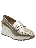 Mocasín femenino en cuero dorado, sofisticado y versátil para combinar con jeans o faldas.