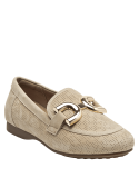 Mocasín de mujer en cuero beige con hebilla metálica sobre el empeine.
