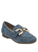 Mocasín de cuero azul con adorno metálico, ideal para un look casual chic femenino.