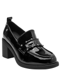 Elegante zapato de cuero charolado negro con tacón medio para mujer.