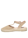 Correa con hebilla metálica en alpargata de cuero beige, perfecta para un look veraniego.