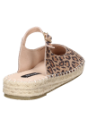 Elegante alpargata de mujer con correa ajustable y estampado animal print en cuero.