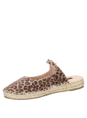 Alpargata de cuero animal print leopardo para mujer en tonos café y negro, estilo casual sofisticado.