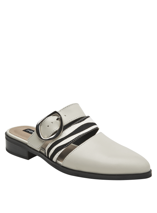 Calzado de cuero beige para mujer, estilo casual, con hebilla redonda y diseño audaz.