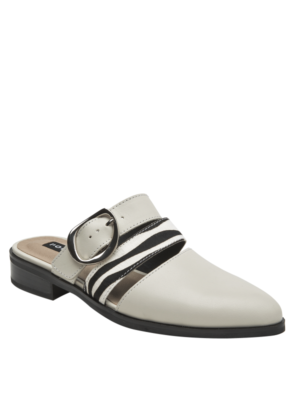 Calzado de cuero beige para mujer, estilo casual, con hebilla redonda y diseño audaz.
