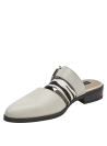Zapato de mujer en cuero beige con diseño chic, hebilla grande y tiras contrastantes.