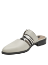 Zapato de mujer en cuero beige con diseño chic, hebilla grande y tiras contrastantes.