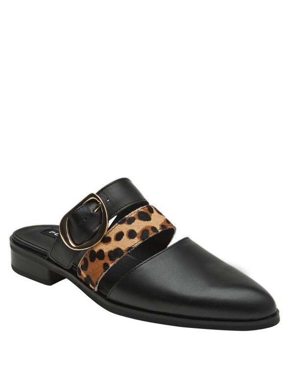 Elegante zapato de cuero negro para mujer con detalle animal print y hebilla dorada, versátil para oficina.
