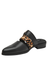 Zapato de mujer en cuero negro con banda animal print, hebilla dorada y estilo contemporáneo.