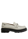 Elegante mocasín de cuero beige con adorno metálico, perfecto para el trabajo y salidas informales.