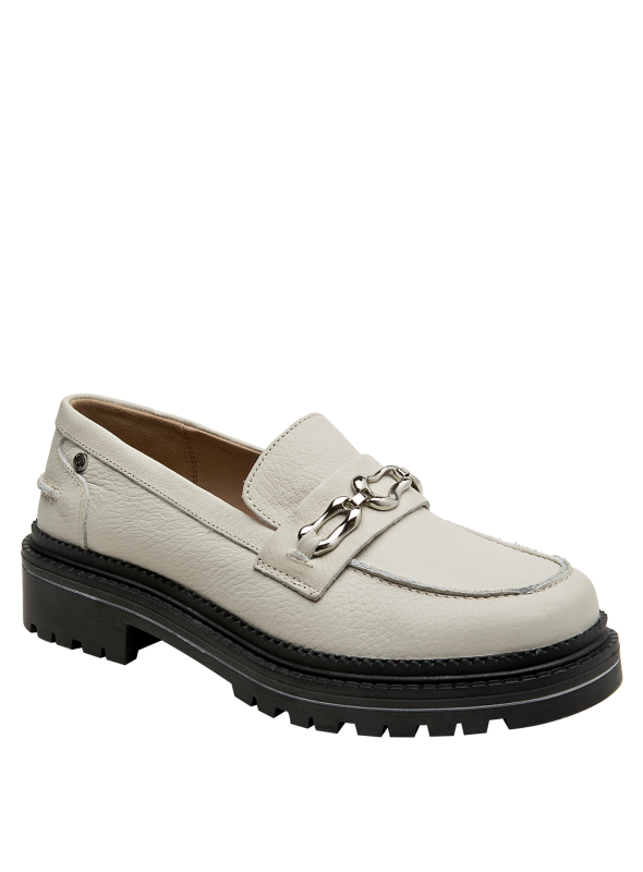 Zapato formal beige de cuero para mujer, suela gruesa negra, versátil para looks casuales y chic.