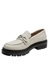 Mocasín de cuero beige para mujer, textura suave y resistente, estilo utilitario con adorno metálico.
