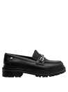 Zapato estilo loafer en cuero negro, perfecto para un look casual elegante.