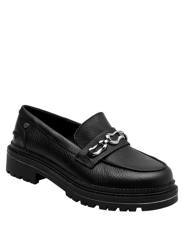 Mocasín de cuero negro con textura granulada y diseño sofisticado.