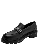 Clásico mocasín de cuero negro con adorno plateado, ideal para estilo formal.