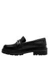 Elegante mocasín negro de cuero con suela robusta y grabada para mejor agarre.