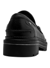 Mocasín de cuero negro para mujer con detalle metálico en la parte superior.