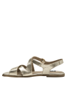 Hebilla ajustable en sandalia de cuero dorado, estilo moderno y sofisticado para mujer.