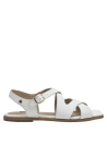 Sandalia de mujer en cuero blanco, versátil y cómoda, con detalles metálicos sutiles.