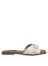 Sandalia minimalista de cuero blanco para mujer, versátil para atuendos casuales y elegantes.
