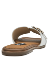 Sandalia blanca de cuero para mujer con correa ancha y hebilla dorada, estilo casual y elegante.