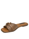 Sandalia de mujer en cuero café, estilo sobrio con hebilla dorada, perfecta para ocasiones casuales.