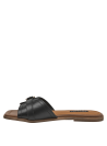 Elegante sandalia de cuero negro con suela de goma café claro, ideal para un look casual.