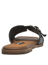 Sandalia negra de cuero para mujer con diseño minimalista y hebilla metálica decorativa.