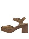 Sandalia taupe de cuero para mujer, chic con tacón ancho y cierre ajustable.