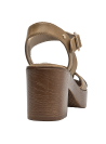 Calzado femenino casual taupe en cuero, hebilla dorada y diseño versátil.