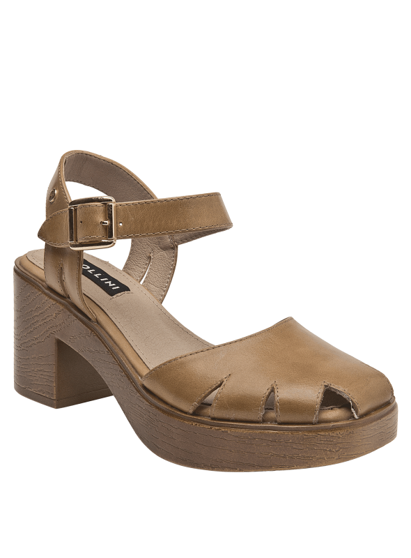 Sandalia de cuero taupe con aberturas delanteras y textura de madera en el talón.