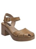 Sandalia de cuero taupe con aberturas delanteras y textura de madera en el talón.