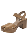 Sandalia de mujer en cuero taupe con hebilla dorada y tacón ancho, estilo casual elegante.