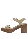 Sandalia beige de cuero para mujer con diseño sofisticado, adaptable a jeans o faldas para un look casual.