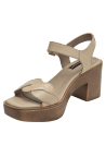 Sandalia casual de cuero beige, con hebilla al tobillo y suela imitación madera, versátil para el día.